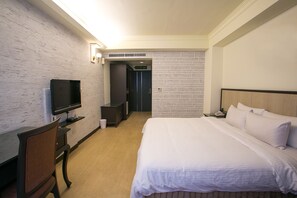 A hotel room with a bed, a TV, a desk, and a bathroom. - Huang Shin Business Hotel - Shan Ah Branch (Taichung)