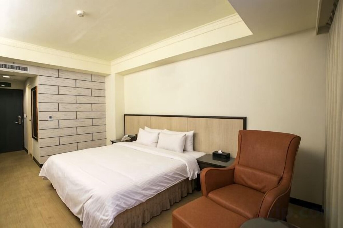 Edredón, caja de seguridad en la habitación y escritorio 
