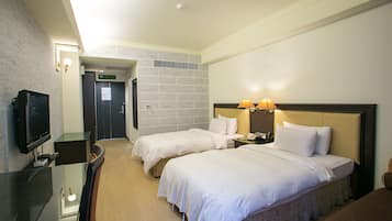 Deluxe Twin Room | Down comforters, in-room safe, desk, blackout drapes