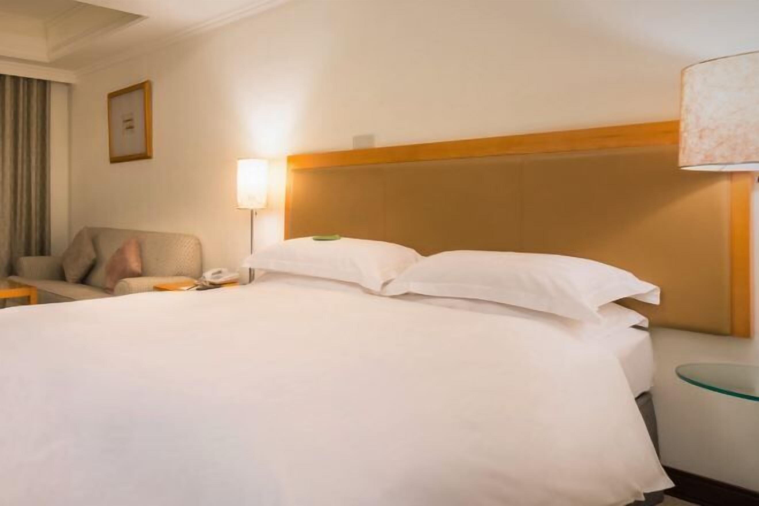 Desk, laptop workspace, soundproofing, free cribs/infant beds