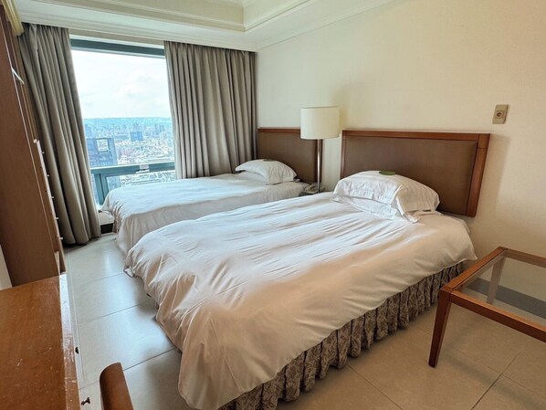 مكتب ومساحة عمل للكمبيوتر المحمول وتجهيزات عازلة للصوت