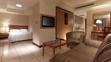 Executive Double Room | Desk, laptop workspace, soundproofing, free cribs/infant beds