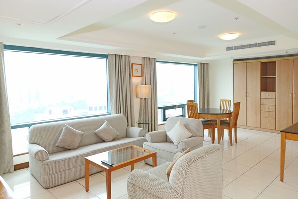 مكتب ومساحة عمل للكمبيوتر المحمول وتجهيزات عازلة للصوت