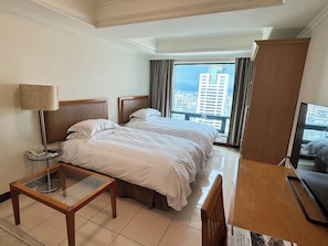 Standaard Twin kamer | Een bureau, een laptopwerkplek, geluiddichte muren, gratis babybedden