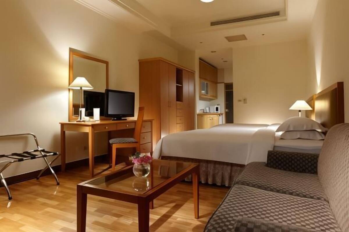 Desk, laptop workspace, soundproofing, free cribs/infant beds