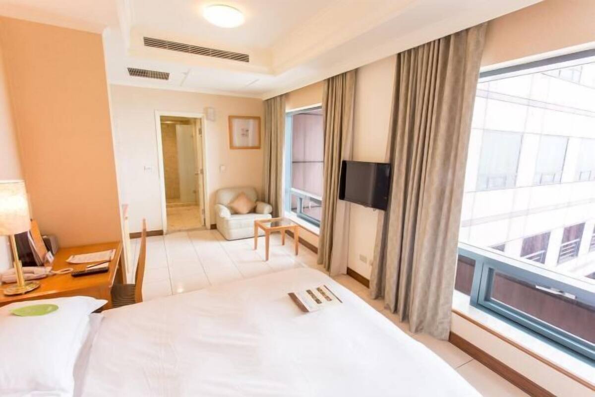 Desk, laptop workspace, soundproofing, free cribs/infant beds