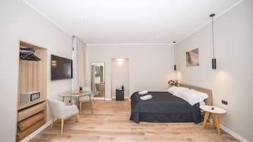 Een minibar, een kluis op de kamer, individueel gemeubileerd, een bureau