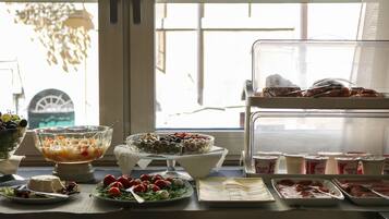 Dagelijks ontbijtbuffet (EUR 6 per persoon)