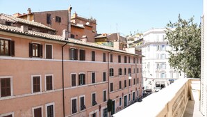 A multi-story building with a row of windows and balconies. - Rome King Suite (Rome)