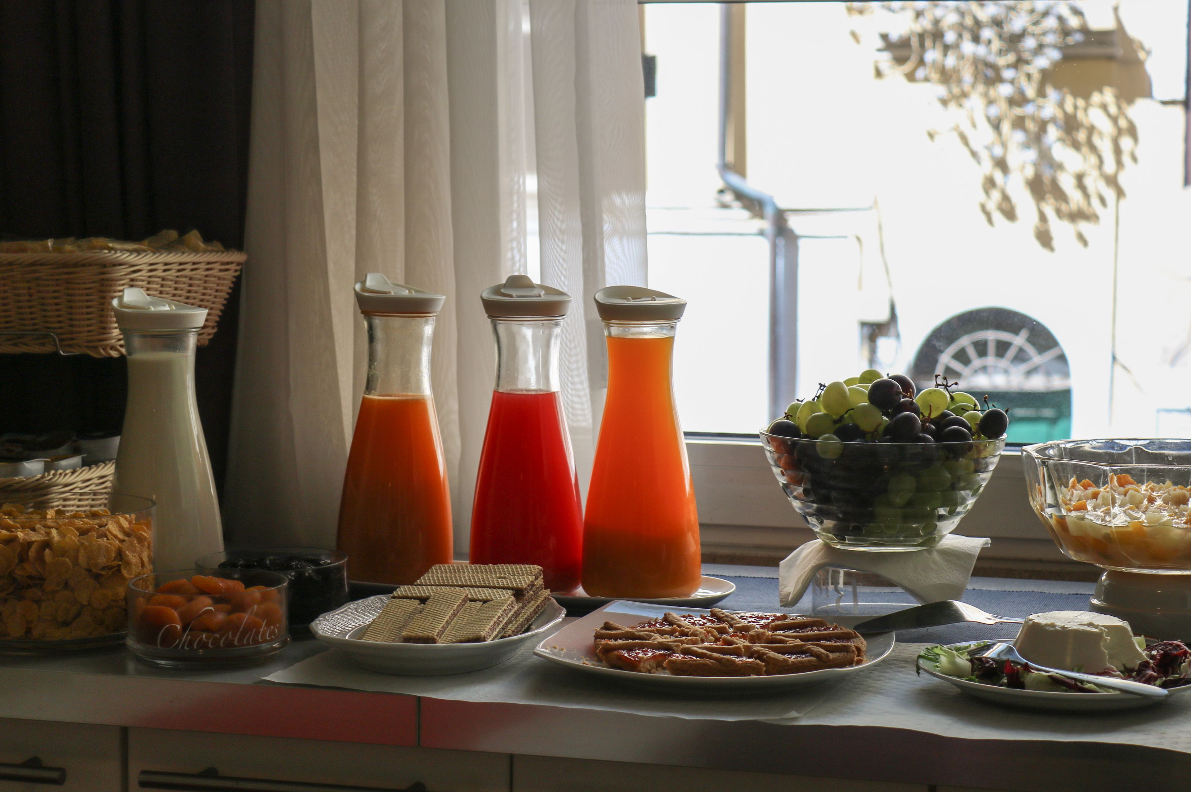 A breakfast buffet with various food items and drinks.