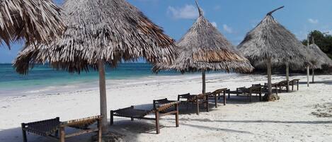 Praia particular nas proximidades, areia branca