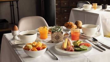 Tägliches Frühstücksbuffet gegen Gebühr