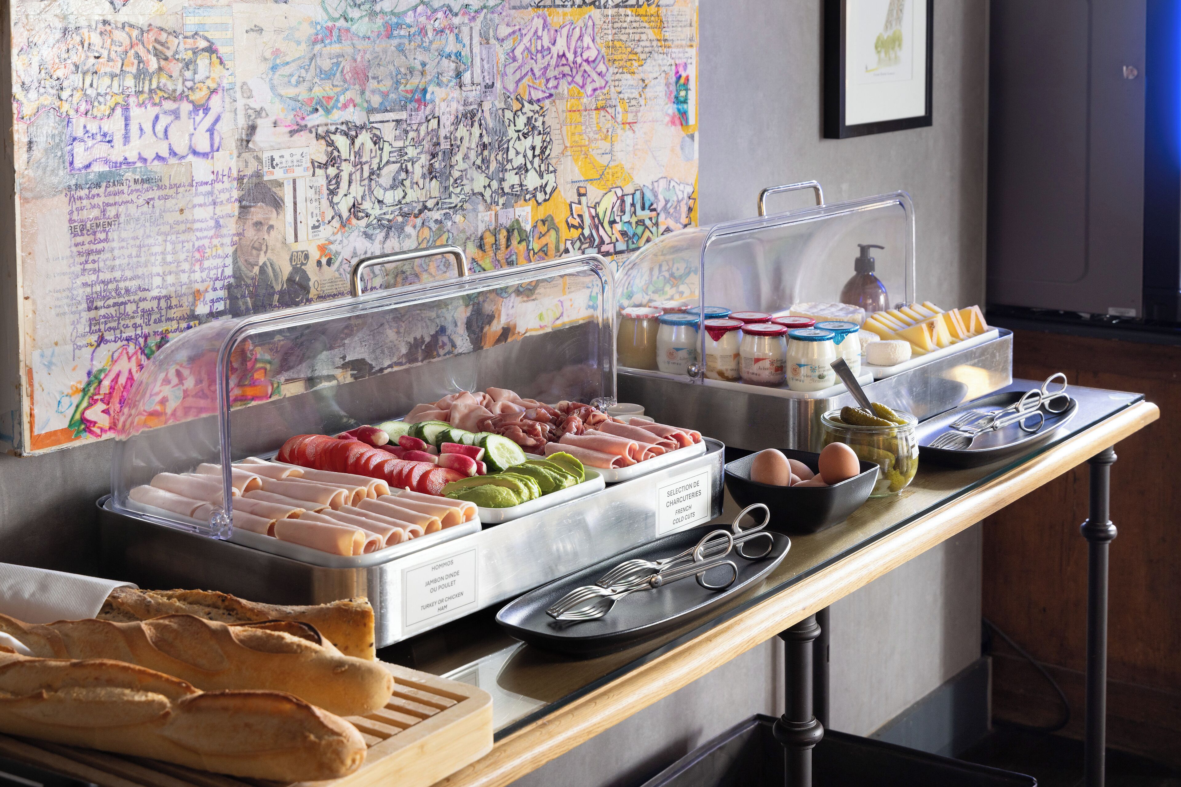 Un buffet proposant une variété de plats et d'ustensiles.