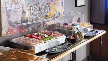 Un buffet proposant une variété de plats et d'ustensiles.