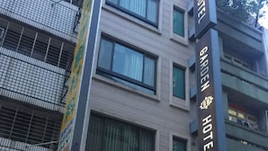 Un edificio de varios pisos con un letrero que dice Garden Hotel.