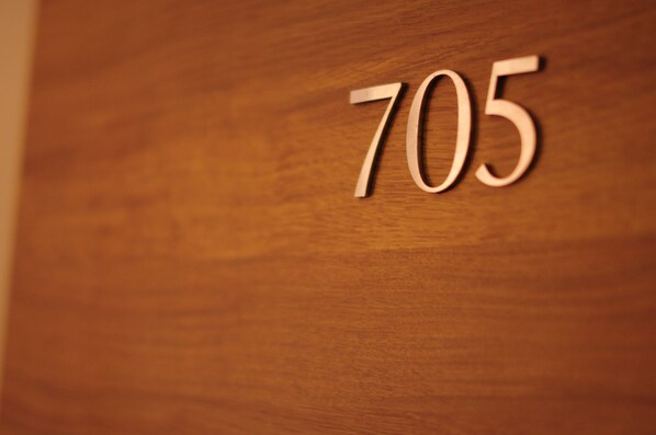 A close-up of a wooden door with the number 705 engraved on it. - Garden Hotel Taichung (Taichung)