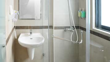 Kamar Double Mewah (No Window or Window Room) | Kamar mandi | Shower, perlengkapan mandi gratis, pengering rambut, dan sandal