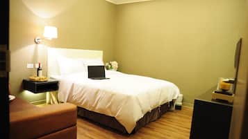 1 bedroom, premium bedding, down comforters, desk