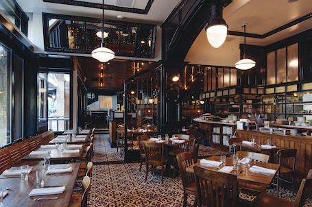 Se sirven cenas y cocina mediterránea. Hotel Ballard