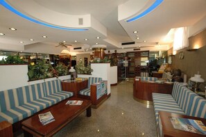 Lunsj og middag serveres, middelhavsretter, utsikt mot stranden 