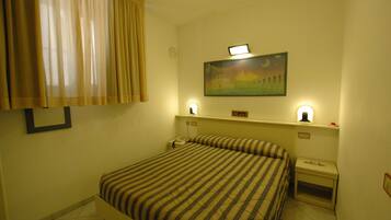 Habitación doble estándar | Minibar, caja de seguridad en la habitación y escritorio