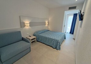 Tremannsrom – superior | Minibar, safe på rommet, skrivebord og blendingsgardiner