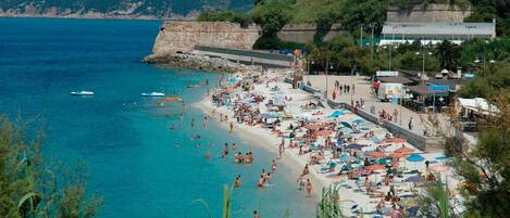 Plage privée à proximité, chaises longues, parasols, serviettes de plage