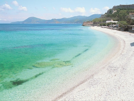 Playa privada en los alrededores, sillas reclinables de playa. Hotel Crystal & Residence