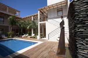 Piscina externa, funciona das 8h às 20h, guarda-sóis, espreguiçadeiras