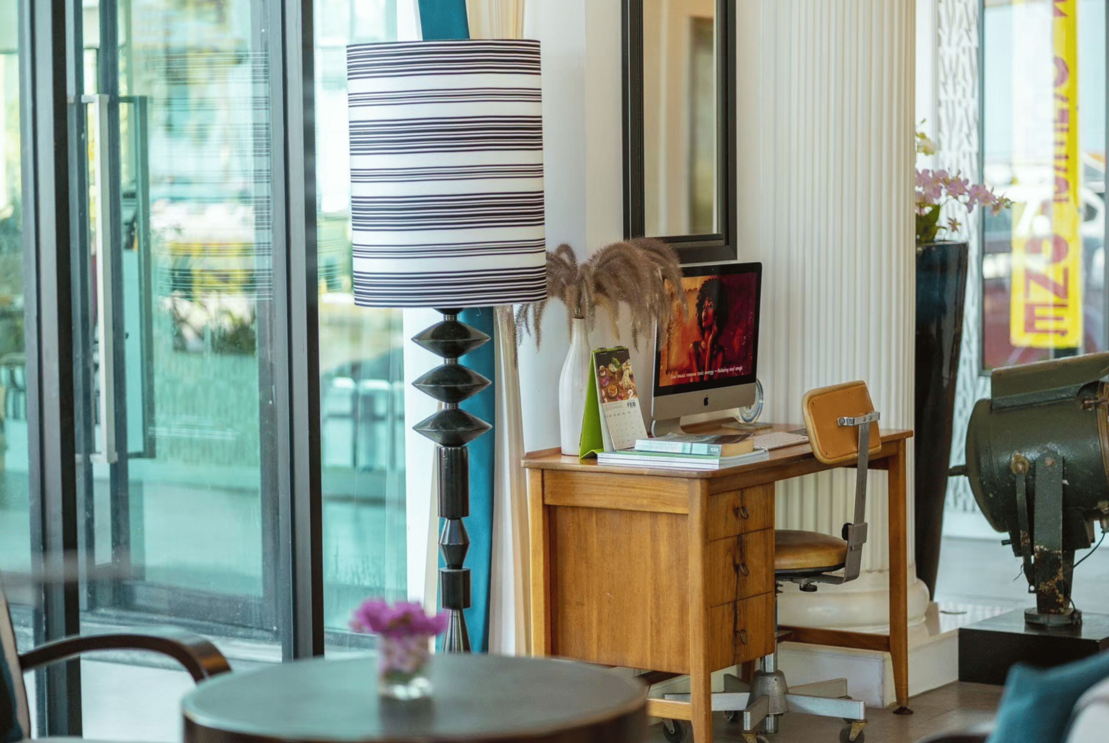 42-inch lcd tv with satellite channels, tv