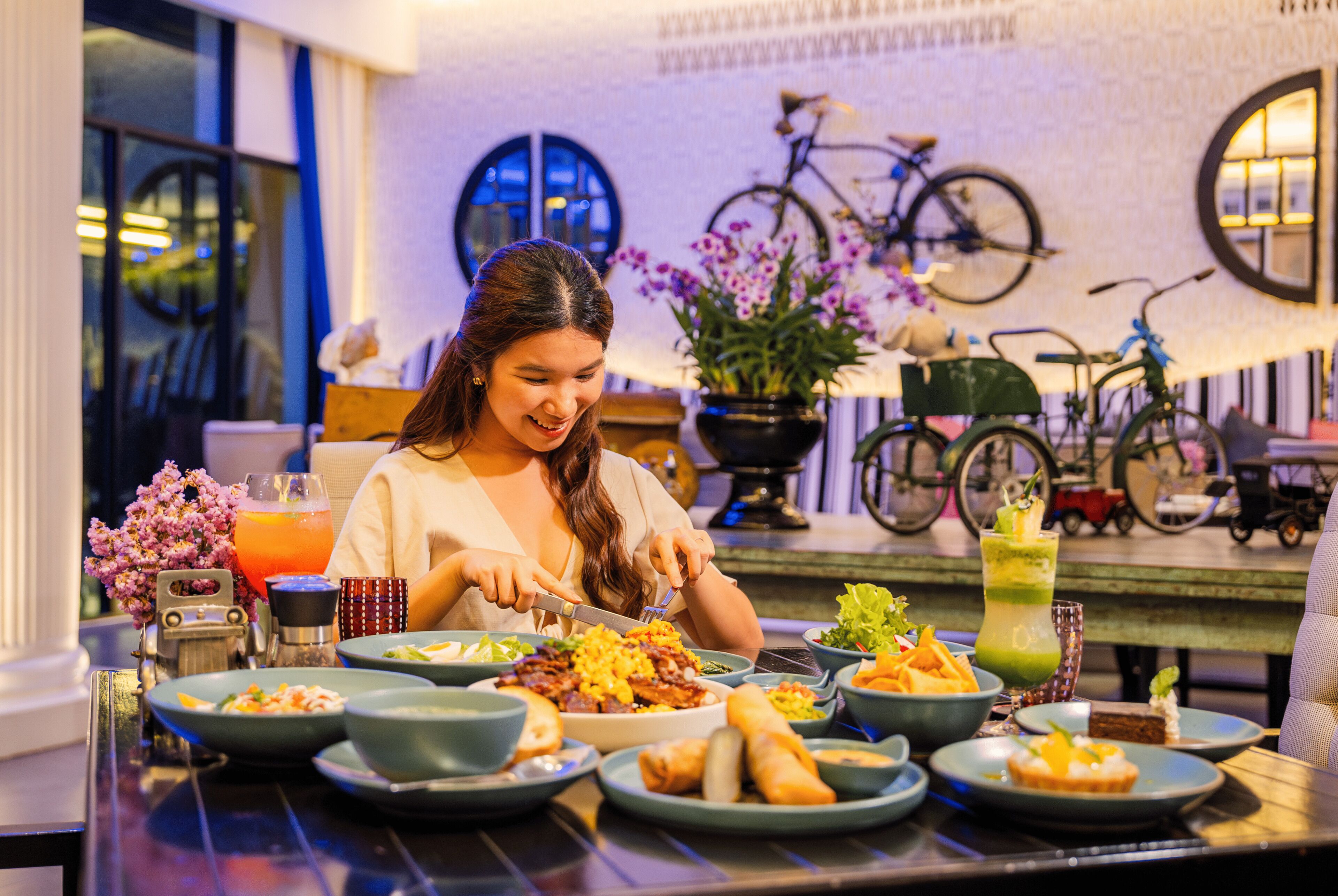 breakfast, lunch, dinner served; international cuisine