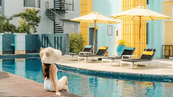 Piscine extérieure, chaises longues