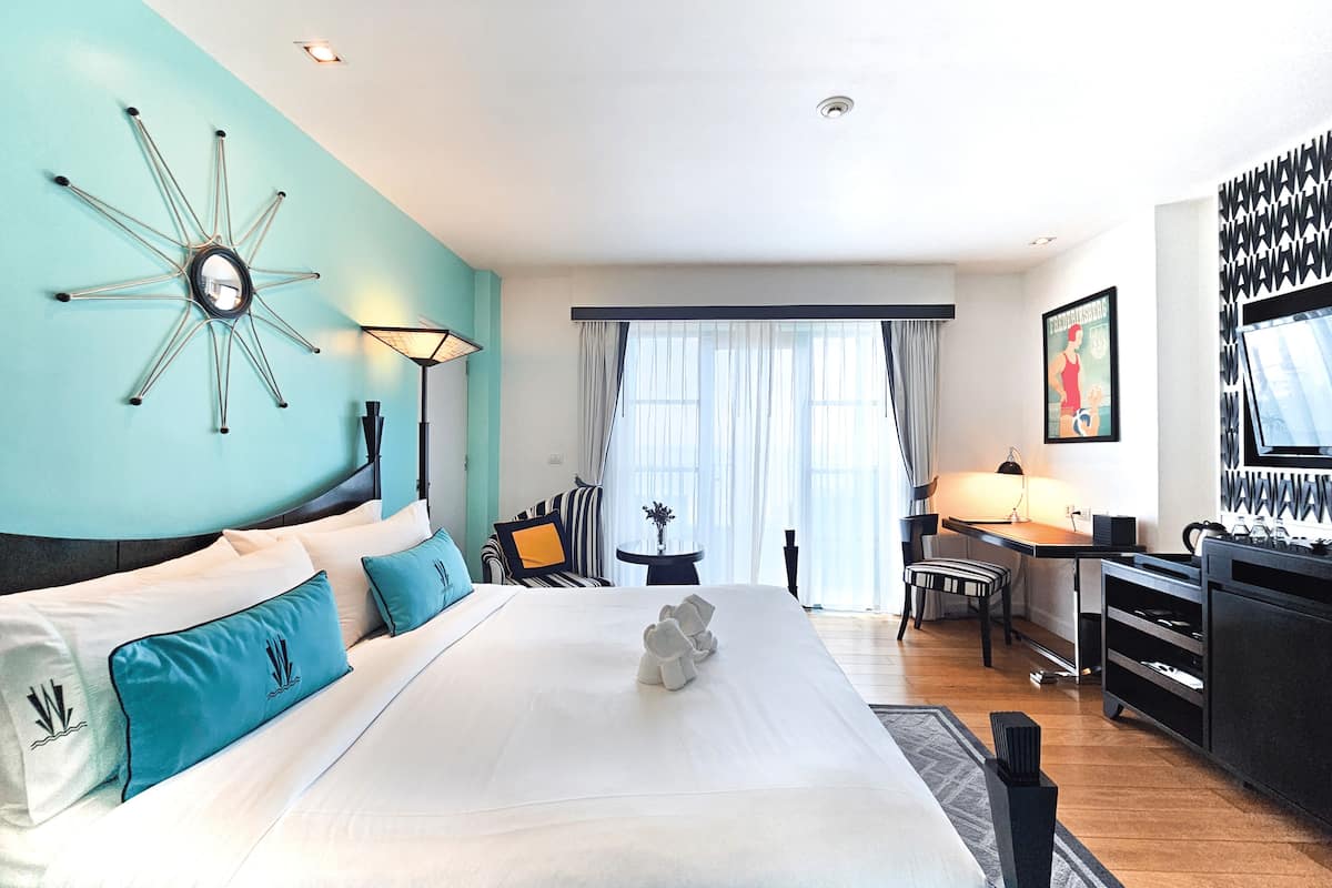 sunset king bed | minibar, in-room safe, desk, blackout curtains