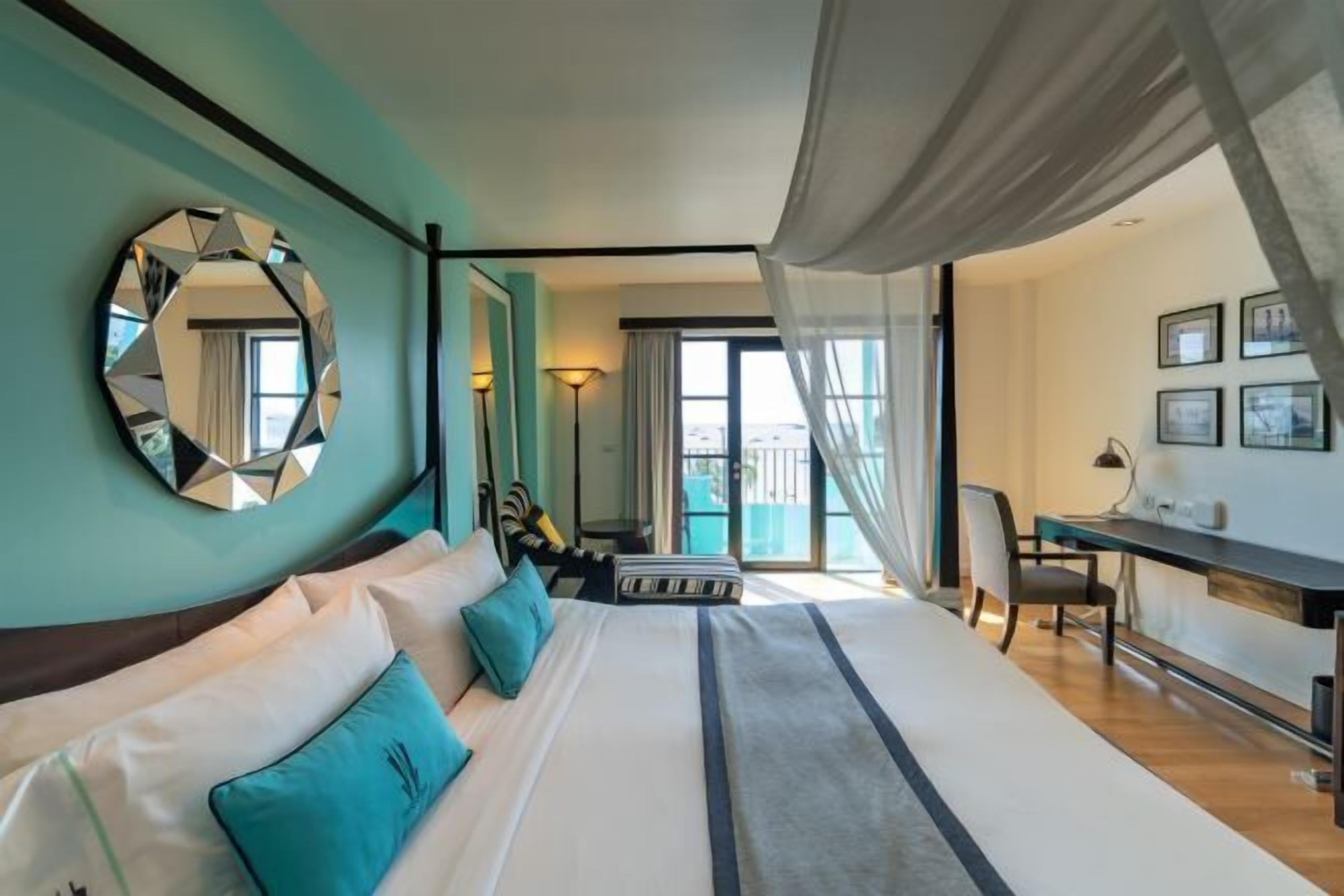 Frigobar, cofres nos quartos, escrivaninha, cortinas blackout