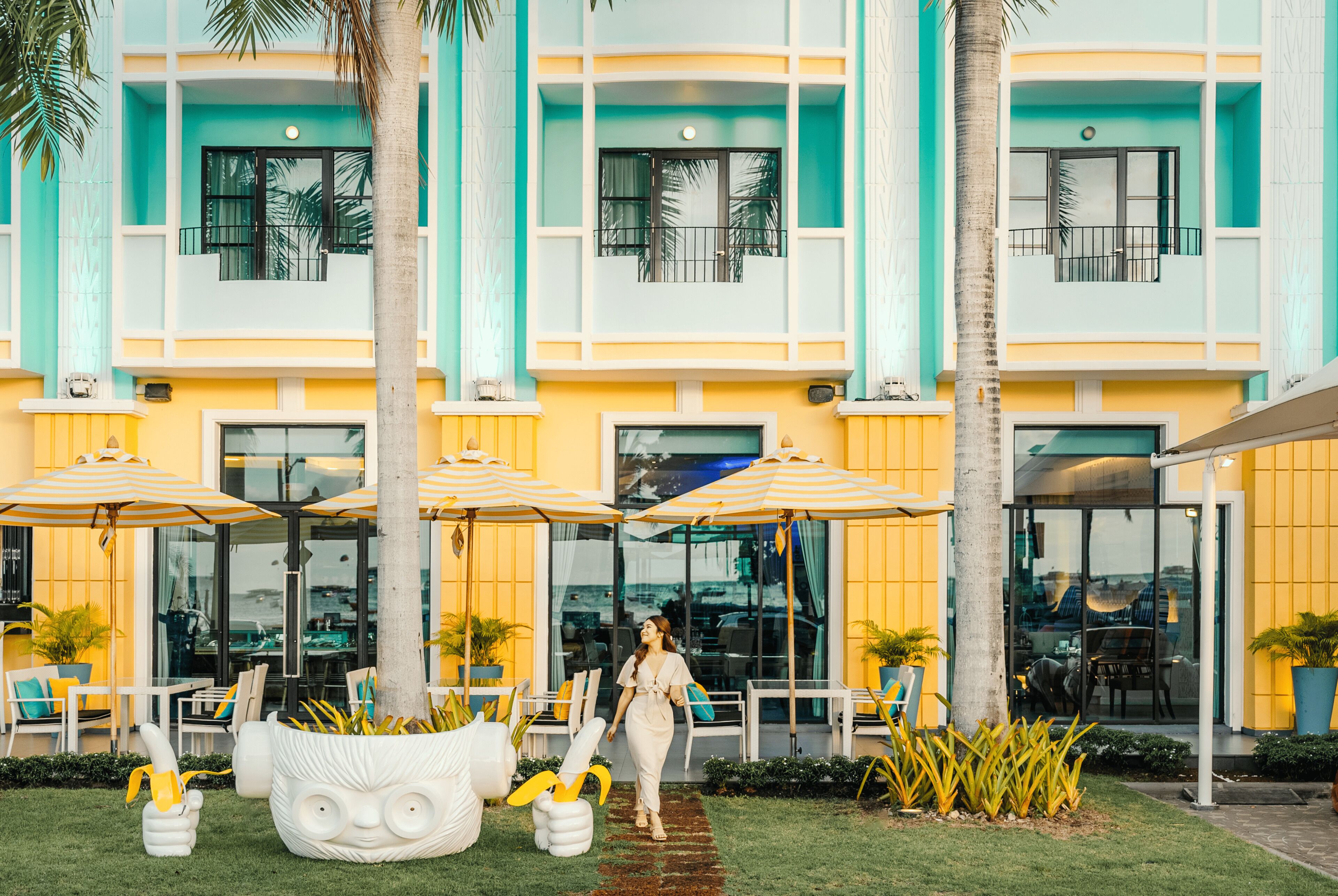 breakfast, lunch, dinner served; international cuisine