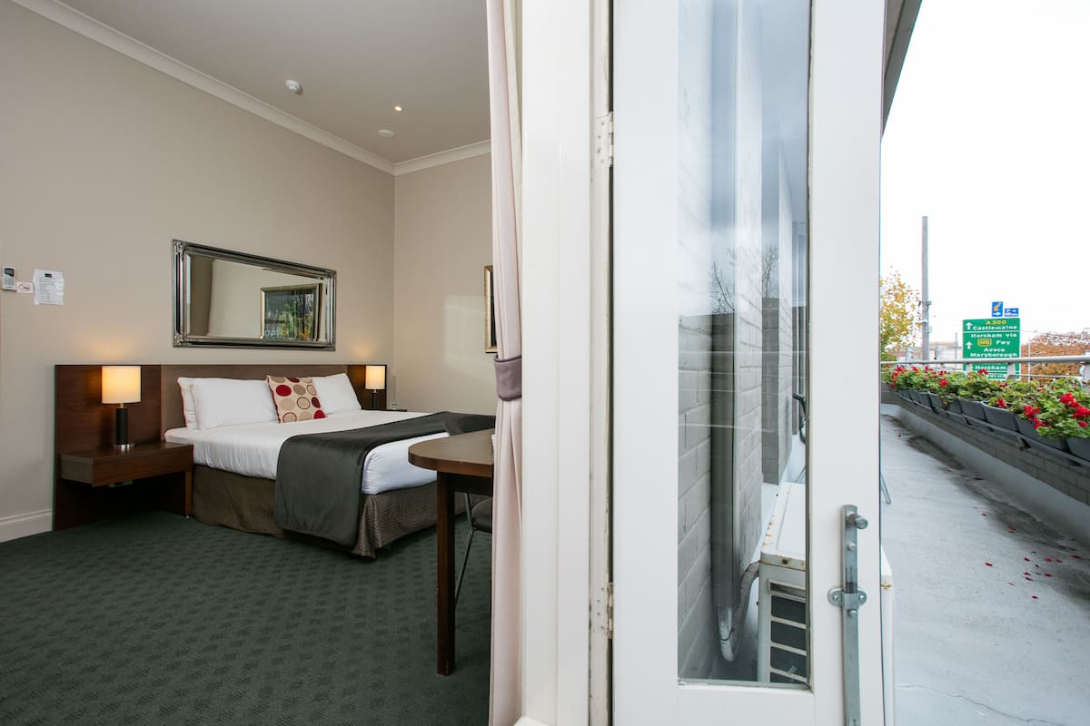 Suite Executive | Minibar, una scrivania, ferro/asse da stiro