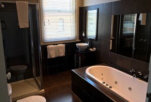 Deluxe Room, Bathtub | Bathroom | Shower, towels - Oscar's Hotel (Ballarat)