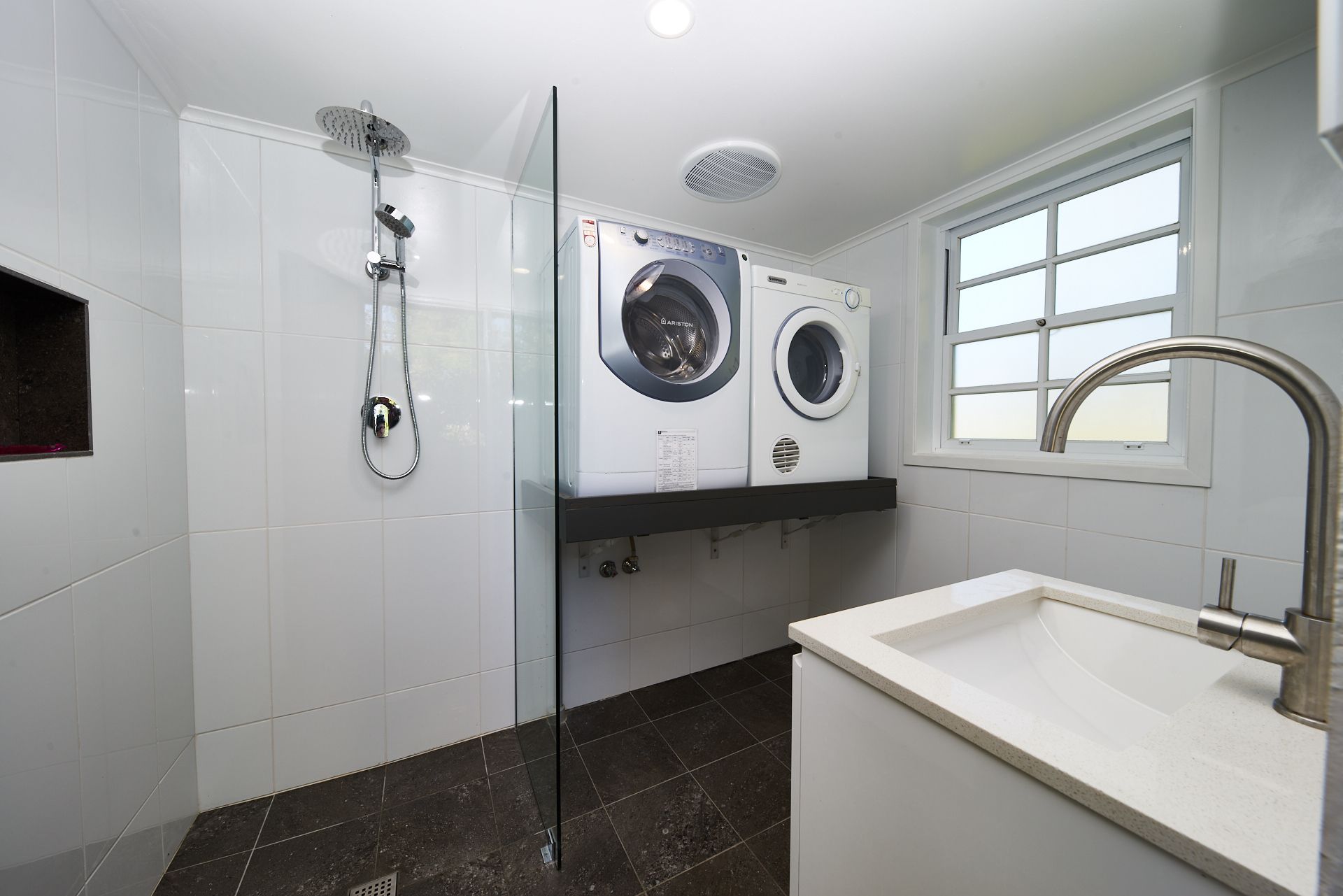 Deluxe House, 4 Bedrooms | Bathroom | Shower, rainfall showerhead, designer toiletries, hair dryer