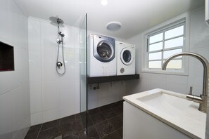 Deluxe House, 4 Bedrooms | Bathroom | Shower, rainfall showerhead, designer toiletries, hair dryer - Paradise Bungalow Waterfront (Sanctuary Point)