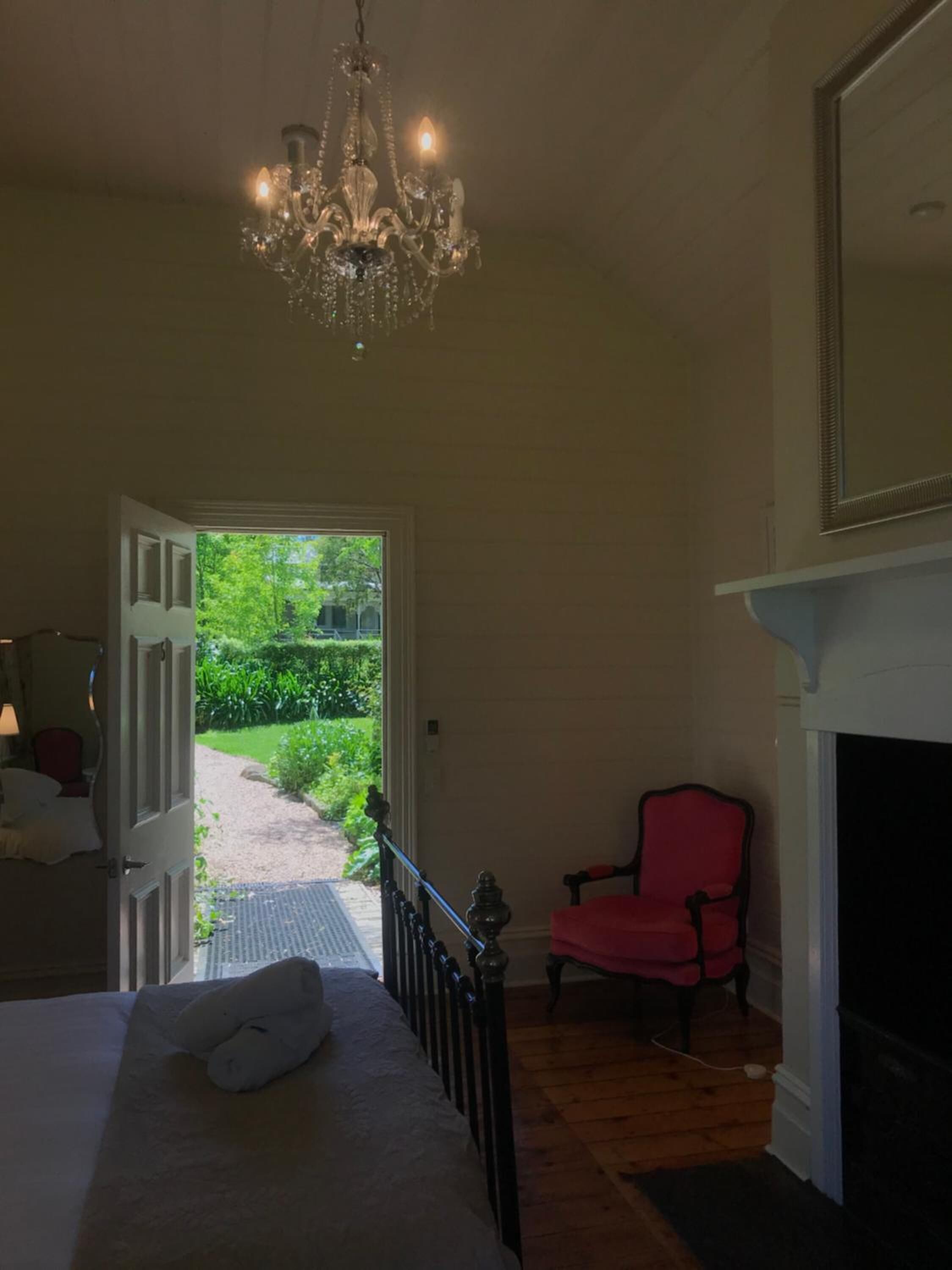 Een strijkplank/strijkijzer, gratis babybedden, beddengoed