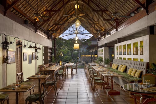 Breakfast, lunch, dinner served; Indonesian cuisine