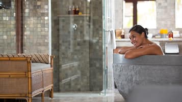 Erillinen kylpyamme ja suihku, sadesuihkupää, ilmaiset hygieniatuotteet