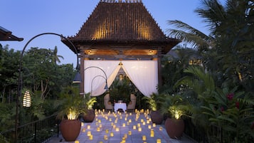 Breakfast, lunch, dinner served; Indonesian cuisine