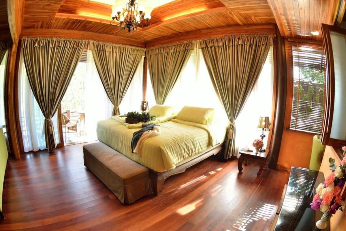 Suite, 1 Bedroom | Minibar, in-room safe, free WiFi