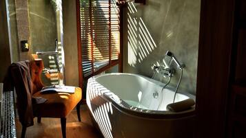 Deep-soaking bathtub