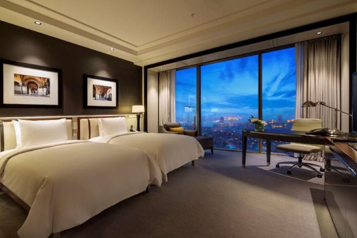 Premium bedding, Tempur-Pedic beds, minibar, in-room safe
