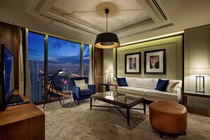 Premium-sviitti (Bomonti, Lounge Access) | Ylelliset vuodevaatteet, Tempur Pedic -patjalliset sängyt, minibaari