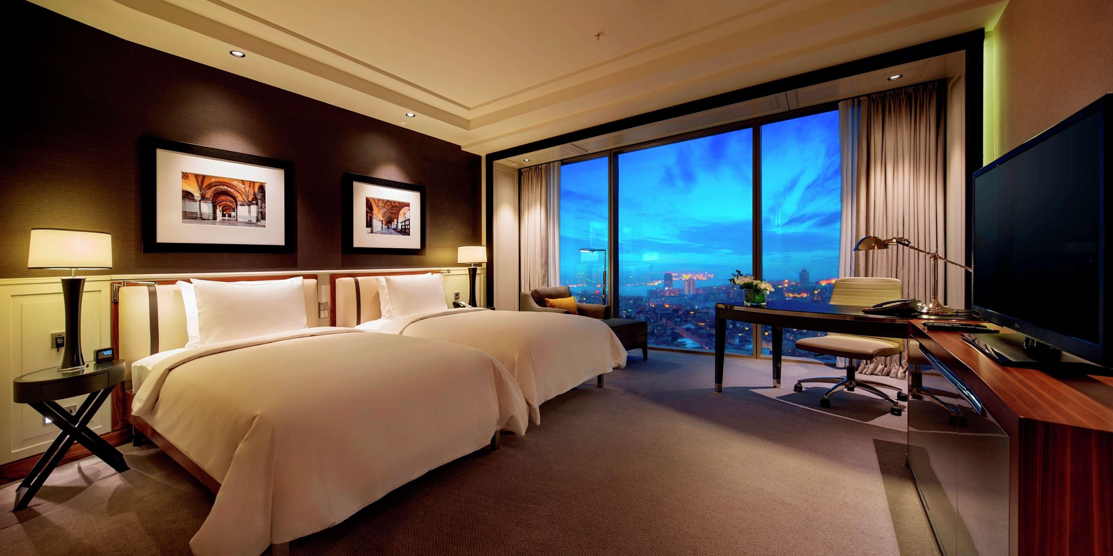 Roupas de cama premium, camas Tempur-Pedic, frigobar, cofres nos quartos