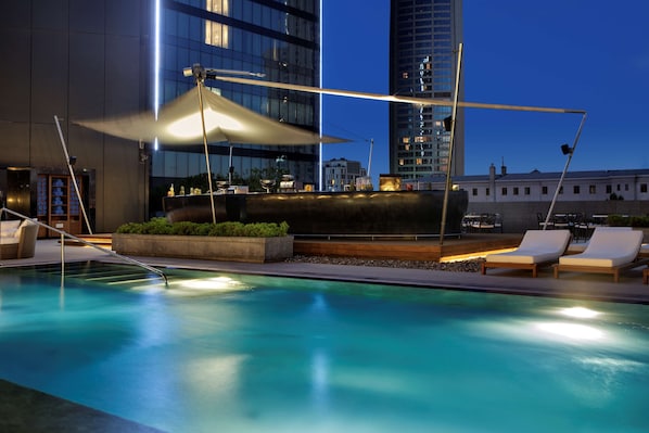 Piscina interna, piscina externa sazonal, barracas, guarda-sóis