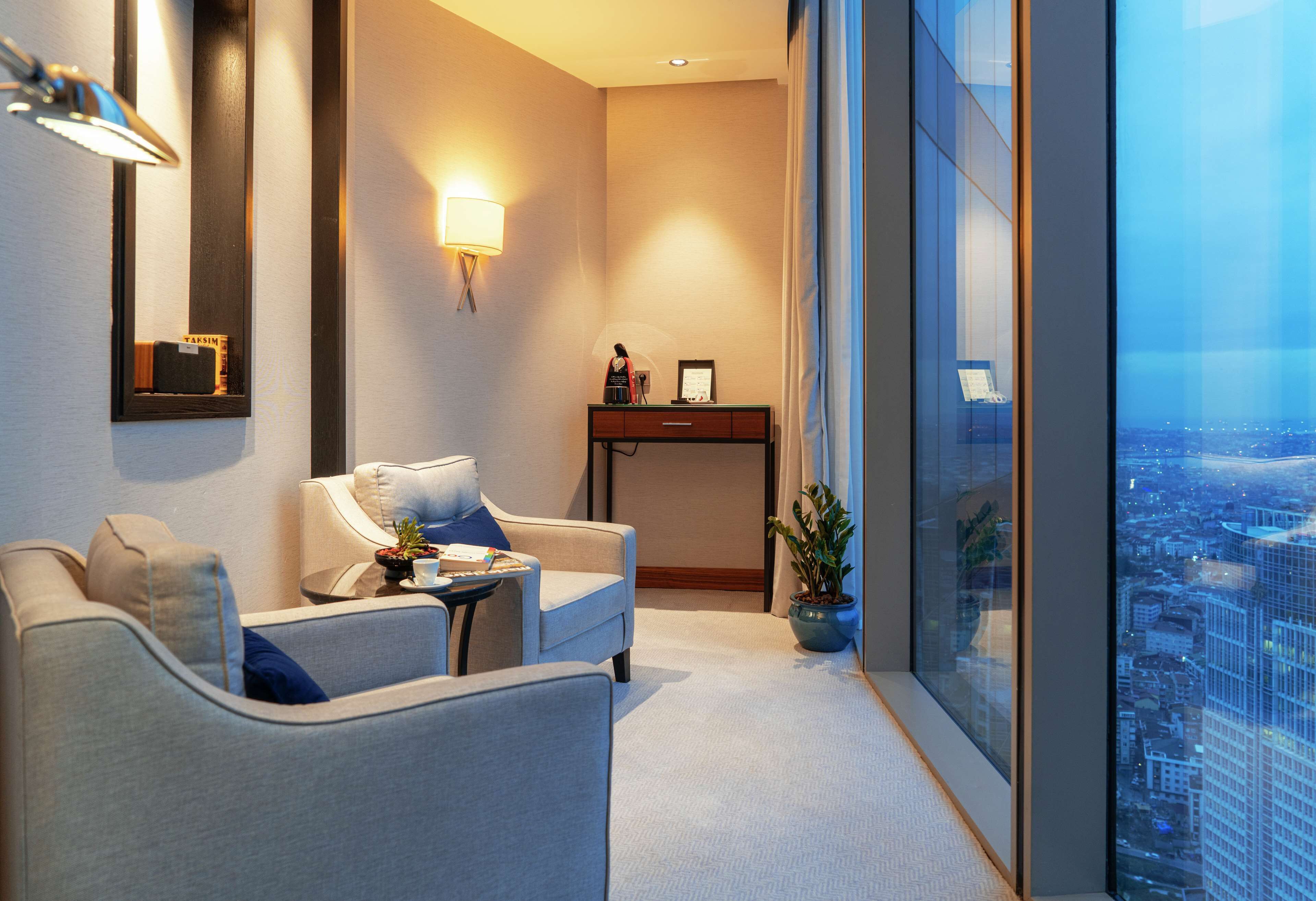 executive room, 1 king bed, corner | living area | 42-inch flat-screen tv with cable channels, tv, mp3 dock